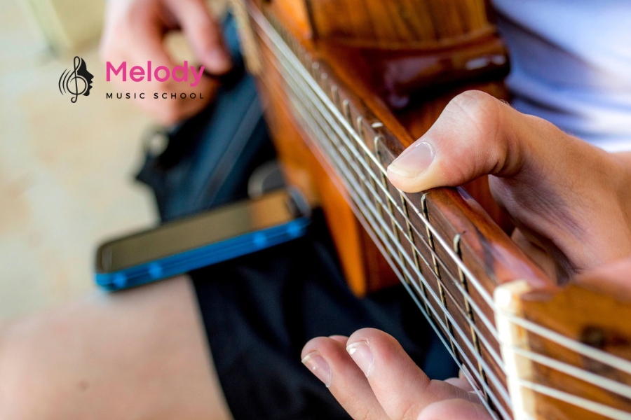 Địa Điểm Học Đàn Guitar Phú Nhuận Uy Tín Chất Lượng 2 Đàn guitar là nhạc cụ phổ biến với âm thanh đặc trưng và tính ứng dụng cao