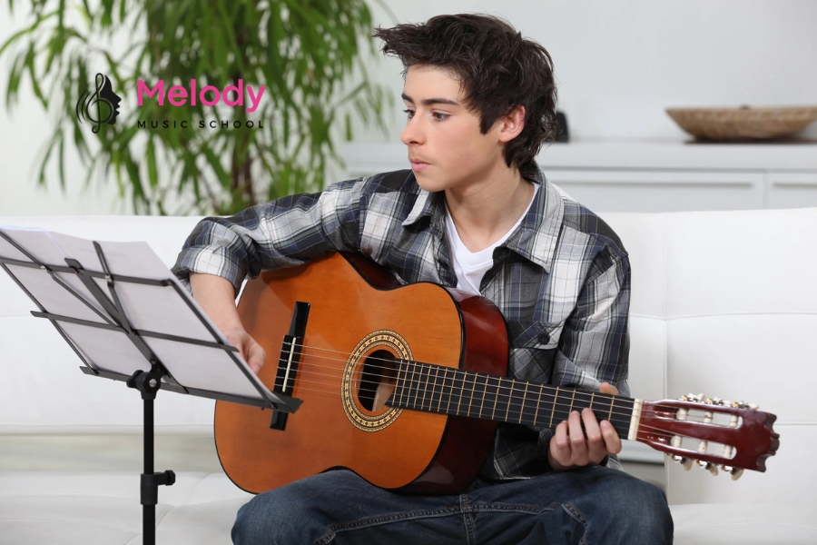 Địa Điểm Học Đàn Guitar Phú Nhuận Uy Tín Chất Lượng 7 Khóa guitar tại Melody Phú Nhuận phù hợp cho mọi lứa tuổi và trình độ, từ cơ bản đến nâng cao