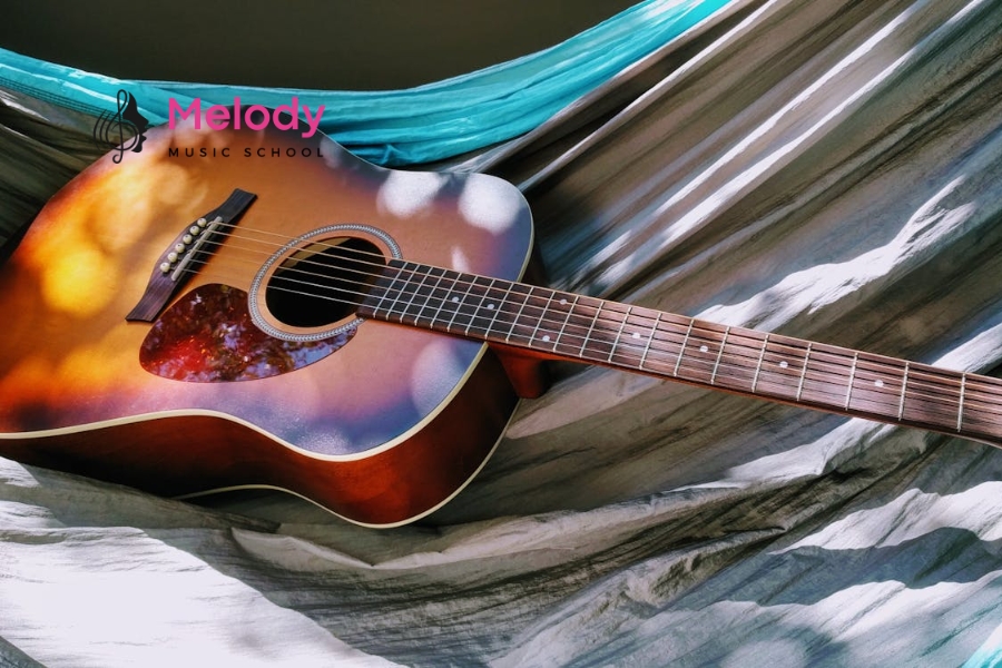 Địa Điểm Học Đàn Guitar Quận 8 Uy Tín Chất Lượng 2 Đàn guitar là nhạc cụ phổ biến với nhiều loại phù hợp từng phong cách, hỗ trợ học viên phát triển hiệu quả tại Melody