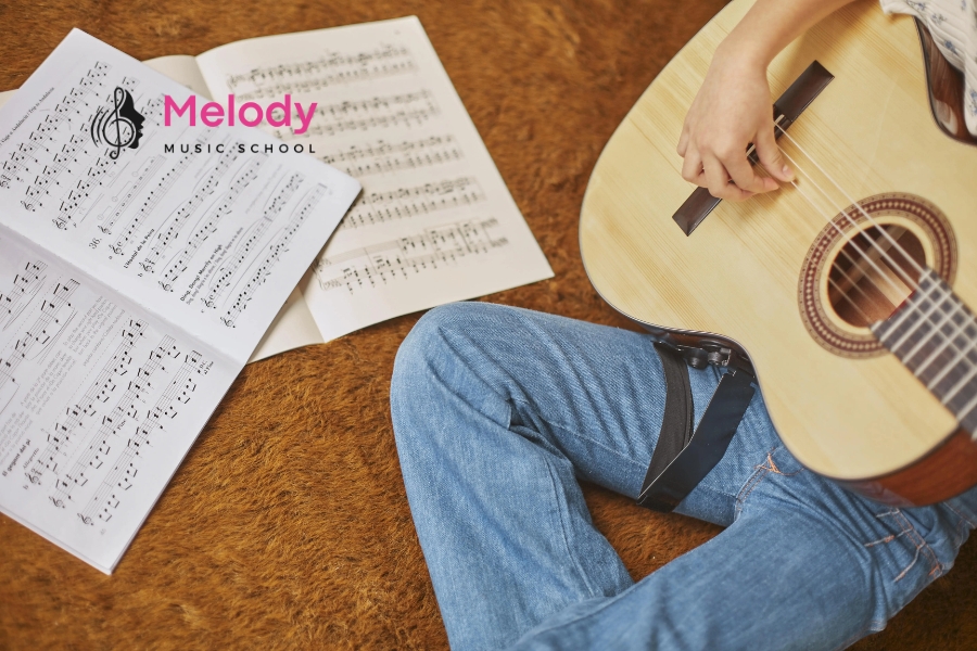 Địa Điểm Học Đàn Guitar Quận Hoàng Mai Uy Tín Chất Lượng 2 Đàn guitar là nhạc cụ phổ biến với âm thanh đa dạng, được yêu thích rộng rãi và có nhiều loại