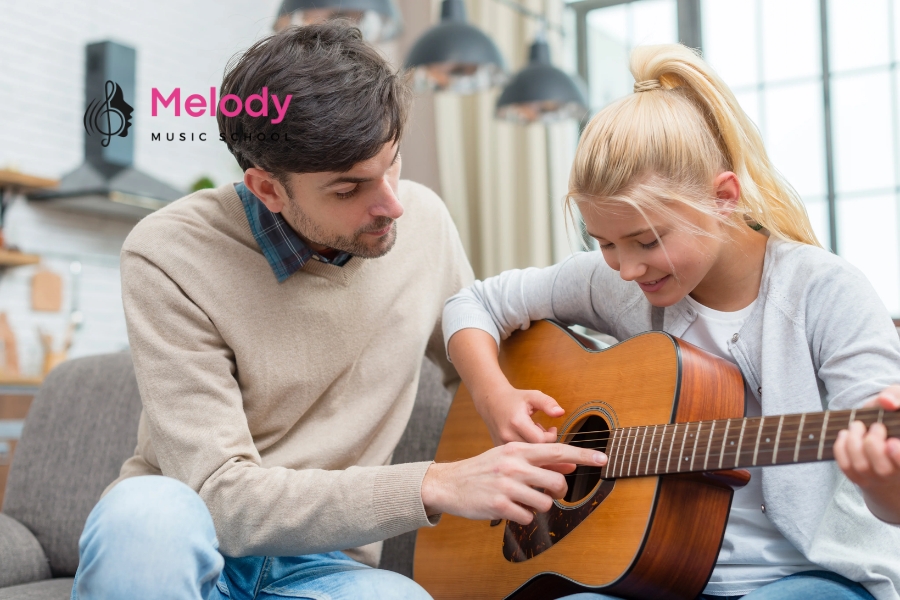 Địa Điểm Học Đàn Guitar Quận Hoàng Mai Uy Tín Chất Lượng 7 Khóa học guitar tại Melody Hoàng Mai phù hợp mọi lứa tuổi, từ trẻ em đến người cao tuổi.