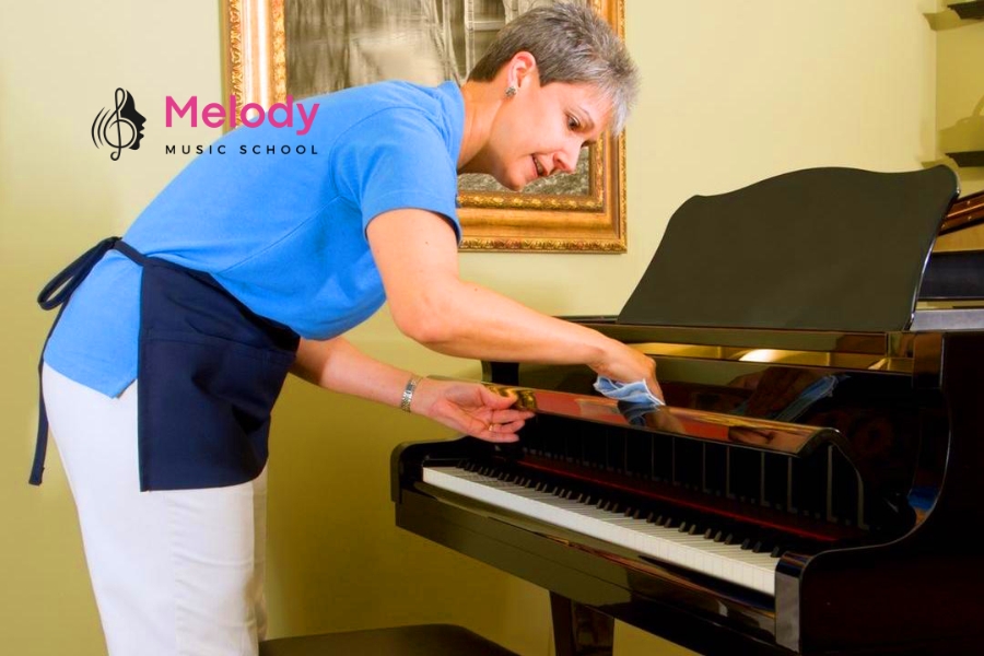 Bí Quyết Bảo Quản Đàn Piano Cơ Đúng Cách 12 Lau vỏ đàn piano bằng khăn mềm, tránh xịt dung dịch trực tiếp lên bề mặt