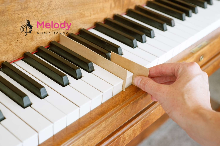 Bí Quyết Bảo Quản Đàn Piano Cơ Đúng Cách 13 Đàn piano cơ cần được lên dây và bảo dưỡng bộ máy định kỳ để duy trì âm thanh chuẩn