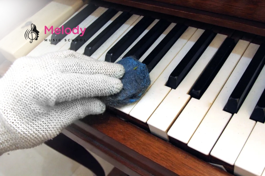 Bí Quyết Bảo Quản Đàn Piano Cơ Đúng Cách 14 Không đặt chất lỏng, vật nặng lên đàn và hạn chế di chuyển để tránh hư hại