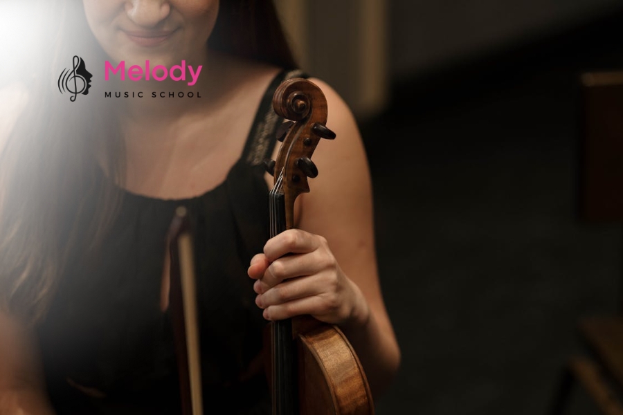 Cách Chọn Violin Cho Người Mới Chi Tiết Nhất 13 Nhạc Viện Melody khuyên nên thử đàn trực tiếp để chọn được cây violin phù hợp nhất