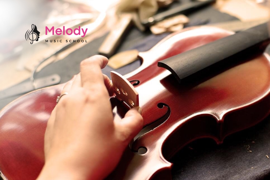 Cách Thay Dây Violin Tại Nhà Dễ Dàng, Chi Tiết 9 Thay dây violin tại nhà gồm 9 bước, từ tháo dây cũ đến chỉnh dây mới ổn định