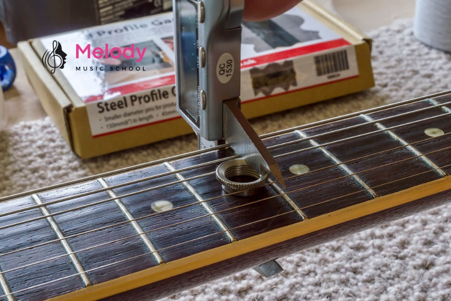 Bí Quyết Chọn Guitar Phù Hợp Cho Người Tay Nhỏ 14 Người tay nhỏ nên chọn guitar thân nhỏ, thang âm ngắn và dây nhẹ dễ chơi