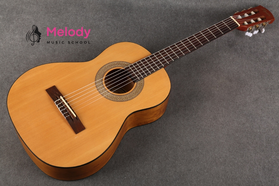 Bí Quyết Chọn Guitar Phù Hợp Cho Người Tay Nhỏ 18 Fender MC-1 3/4 là guitar cổ điển nhỏ gọn, âm sáng, dễ chơi cho tay nhỏ