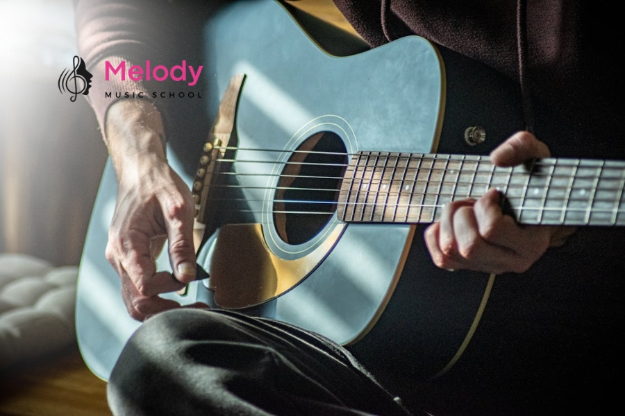 Chọn Guitar Thùng Cho Người Mới: Hướng Dẫn Tốt Nhất 10 Chất liệu gỗ ảnh hưởng trực tiếp đến âm sắc và độ vang của đàn guitar