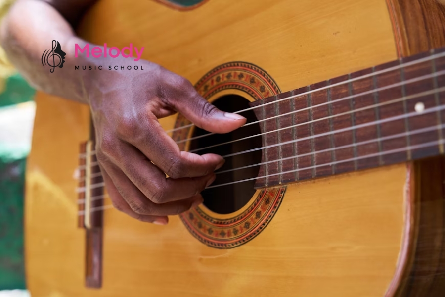 Chọn Guitar Thùng Cho Người Mới: Hướng Dẫn Tốt Nhất 13 Khoá đàn, ngựa đàn, lược đàn và dây đều ảnh hưởng lớn đến âm thanh và cảm giác chơi