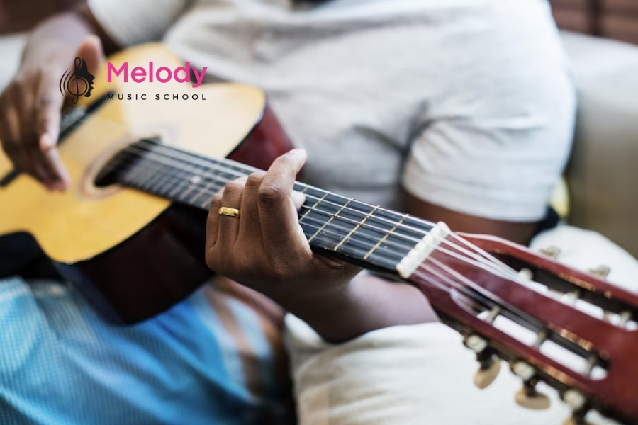 Chọn Guitar Thùng Cho Người Mới: Hướng Dẫn Tốt Nhất 14 Đàn quá rẻ dễ gây đau tay, âm kém, nhanh hỏng và khiến người học mau bỏ cuộc