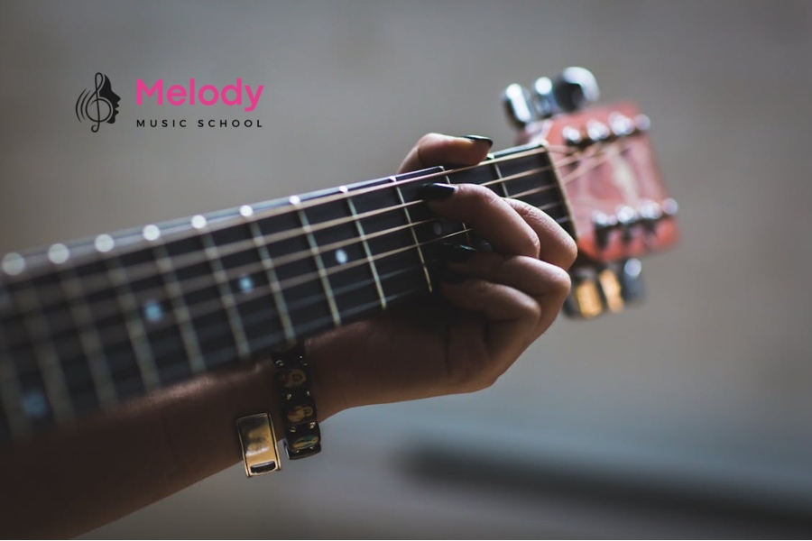 Chọn Guitar Thùng Cho Người Mới: Hướng Dẫn Tốt Nhất 15 Hợp âm C, G, Am, F là nền tảng, cần luyện dần để quen tay và tránh mỏi ngón