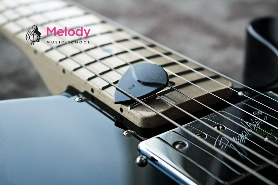 Chọn Guitar Thùng Cho Người Mới: Hướng Dẫn Tốt Nhất 17 Bao đàn, pick, capo, tuner, metronome và dây dự phòng là phụ kiện cần thiết khi mua guitar