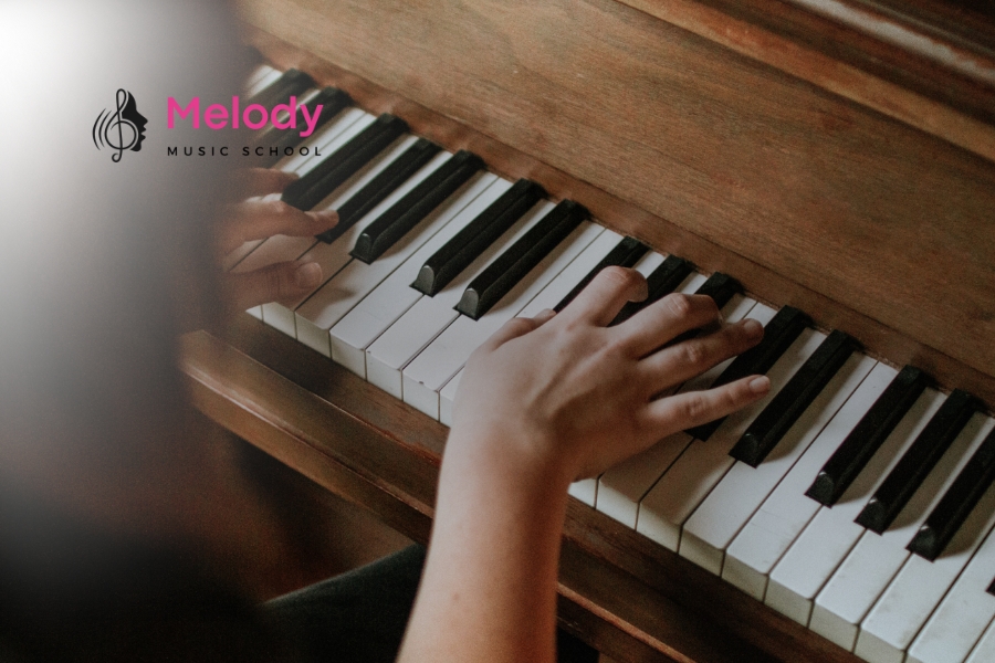 Chọn Piano Cho Người Mới Học Tốt Nhất 2025 8 Người mới nên bắt đầu với piano điện, rồi chuyển sang piano cơ khi có điều kiện