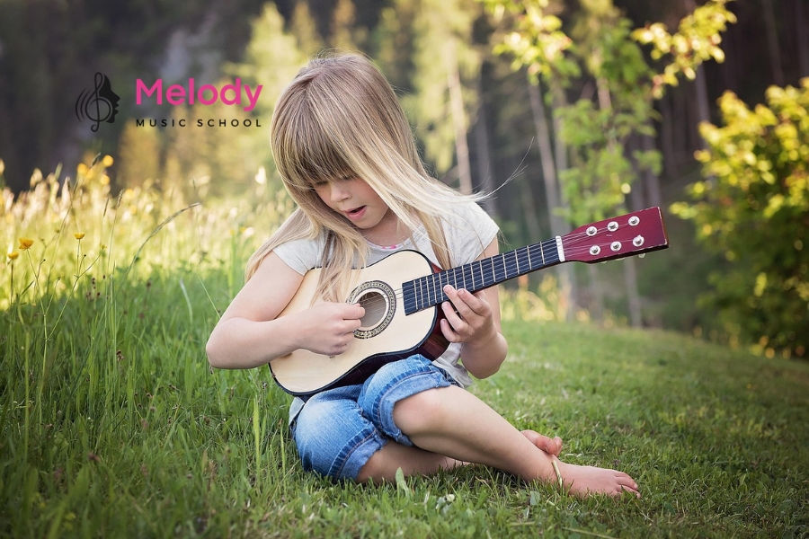 Chọn Size Guitar Chuẩn Theo Tuổi Và Chiều Cao 10 Bé 4–6 tuổi cao 1m5 có thể dùng đàn full-size để chơi lâu dài và tiến bộ nhanh