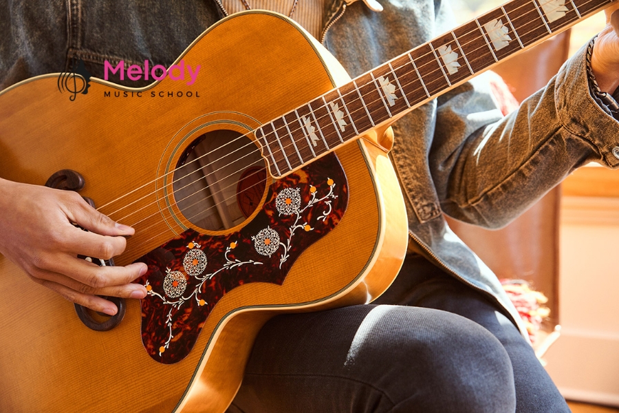 Chọn Size Guitar Chuẩn Theo Tuổi Và Chiều Cao 12 Ngồi thử, bấm hợp âm và kiểm tra độ thoải mái giúp xác định size đàn phù hợp