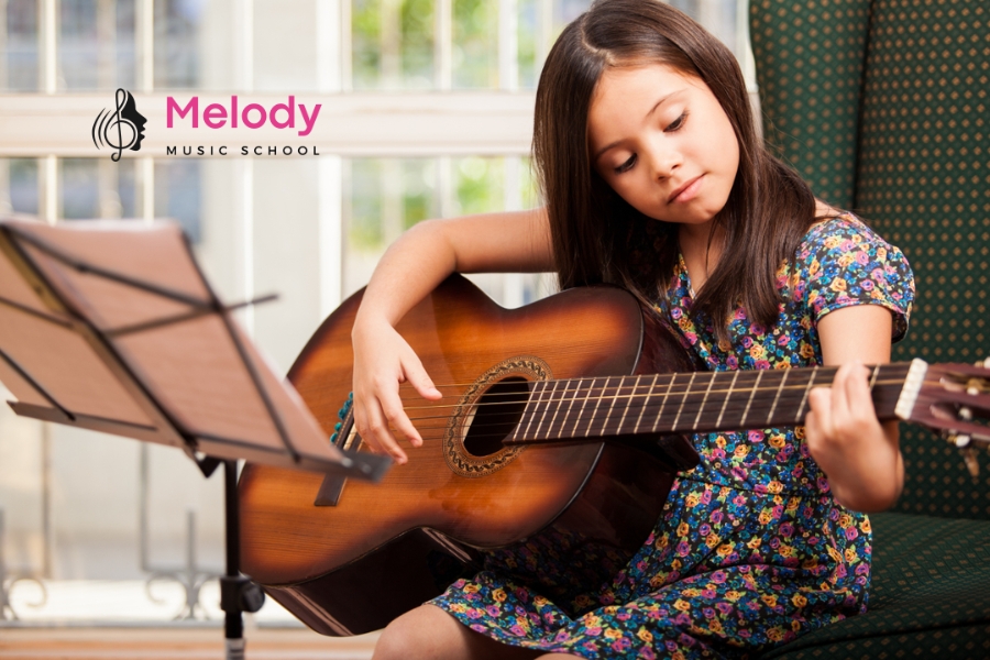 Chọn Size Guitar Chuẩn Theo Tuổi Và Chiều Cao 15 Trẻ từ 6–7 tuổi là độ tuổi lý tưởng học guitar, người lớn thì học tốt ở mọi tuổi