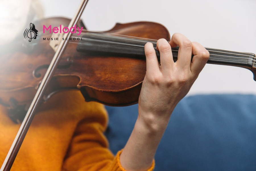 Có Nên Mua Violin Cũ? Kinh Nghiệm Cho Bạn 10 Người mới học nên chọn violin cũ đúng size, âm tốt và kiểm tra kỹ trước mua