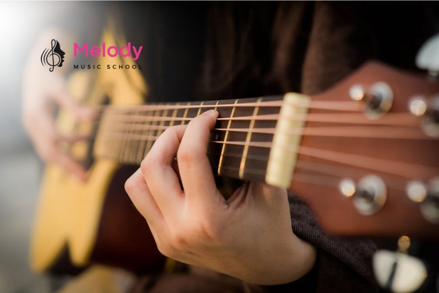 Đàn Guitar Taylor Sản Xuất Ở Đâu? Thông Tin Cần Biết 11 Taylor Guitars, thành lập năm 1974, nổi bật với chất lượng, công nghệ và cam kết bảo vệ môi trường