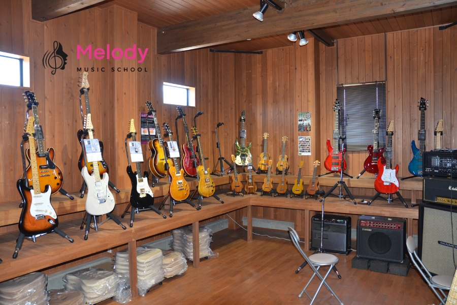 Đàn Guitar Taylor Sản Xuất Ở Đâu? Thông Tin Cần Biết 12 Quy trình sản xuất đàn Taylor bao gồm chọn gỗ kỹ lưỡng, cắt laser, uốn gỗ chính xác và hoàn thiện UV