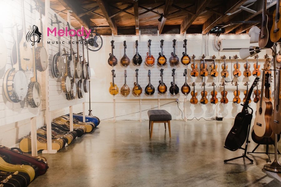 Guitar Acoustic Cho Người Mới: Cách Chọn Hay Nhất 16 Chơi thử đàn giúp cảm nhận âm sắc và độ thoải mái, rất quan trọng khi chọn đàn