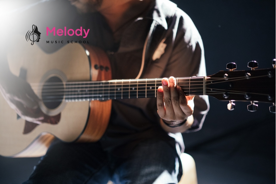 Guitar Classic Hay Acoustic: Lựa Chọn Nào Cho Người Mới? 11 Guitar acoustic âm vang, đa năng, hợp đệm hát và nhạc hiện đại, dây cứng hơn classic