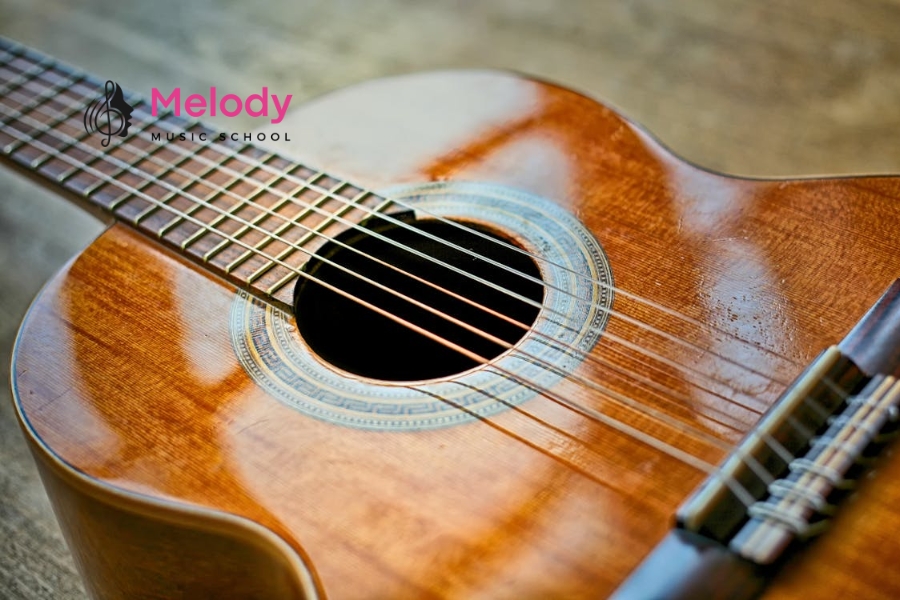 Guitar Gỗ Nguyên Khối Hay Gỗ Ép: Nên Chọn Loại Nào? 11 Gỗ nguyên khối càng chơi lâu càng hay, gỗ ép giữ âm ổn định ngay từ đầu