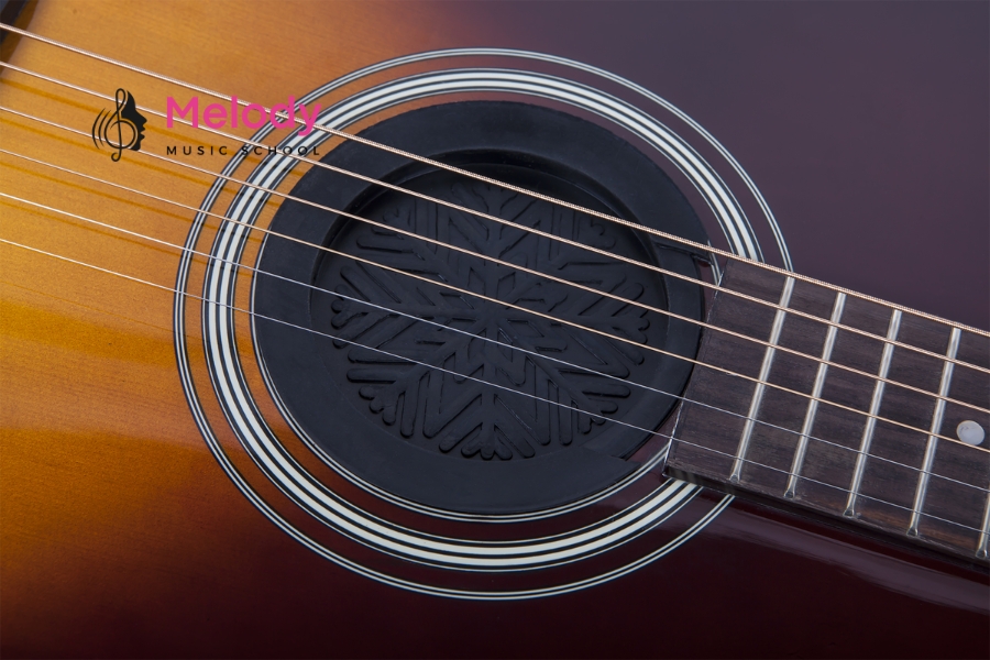 Guitar Gỗ Nguyên Khối Hay Gỗ Ép: Nên Chọn Loại Nào? 12 Nhìn vân gỗ ở viền lỗ thoát âm để phân biệt gỗ nguyên khối hay gỗ ép