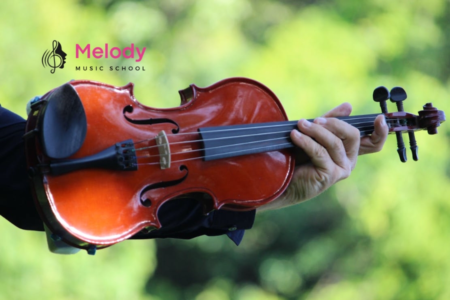 Hướng Dẫn Tư Thế Chơi Violin Chuẩn Người Mới 11 Tư thế đứng và ngồi chơi violin chuẩn giúp giữ thăng bằng, thoải mái và kiểm soát tốt kỹ thuật