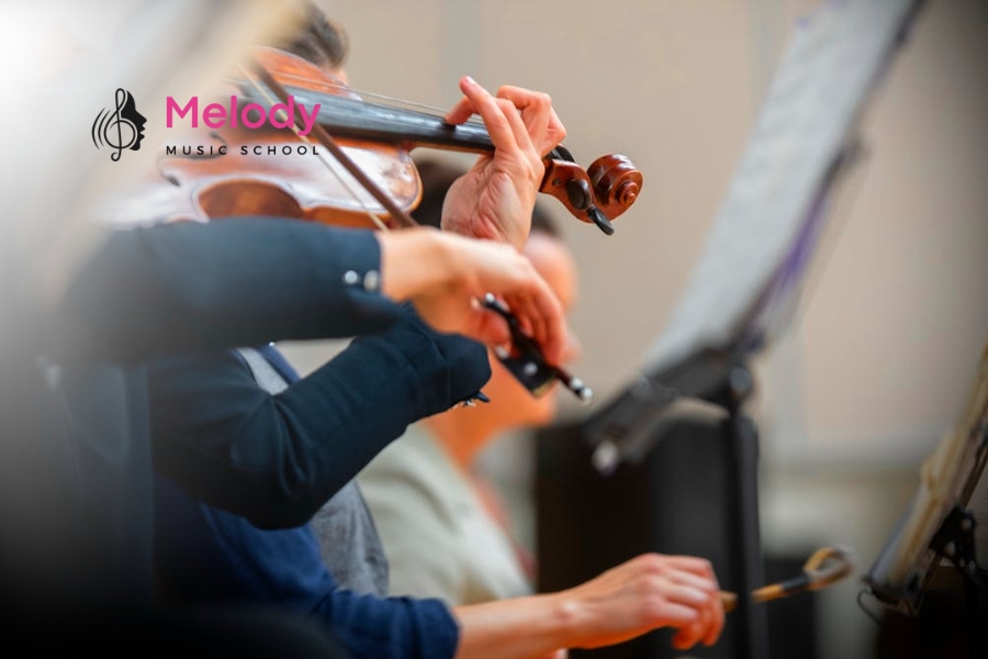Hướng Dẫn Tư Thế Chơi Violin Chuẩn Người Mới 15 Giảng viên chuyên nghiệp giúp học viên xây dựng tư thế chuẩn và sửa lỗi kịp thời
