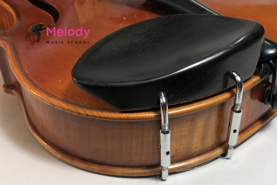 Khám Phá Cấu Tạo Đàn Violin (Vĩ Cầm) Chi Tiết 20 Chinrest là miếng tựa cằm giúp giữ đàn ổn định và bảo vệ mặt đàn khi chơi