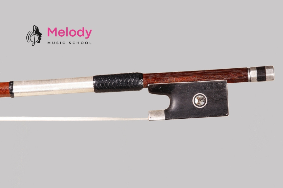 Khám Phá Cấu Tạo Đàn Violin (Vĩ Cầm) Chi Tiết 21 Cây vĩ tạo âm bằng ma sát, gồm cán vĩ, lông ngựa và cực vĩ với núm chỉnh căng lông