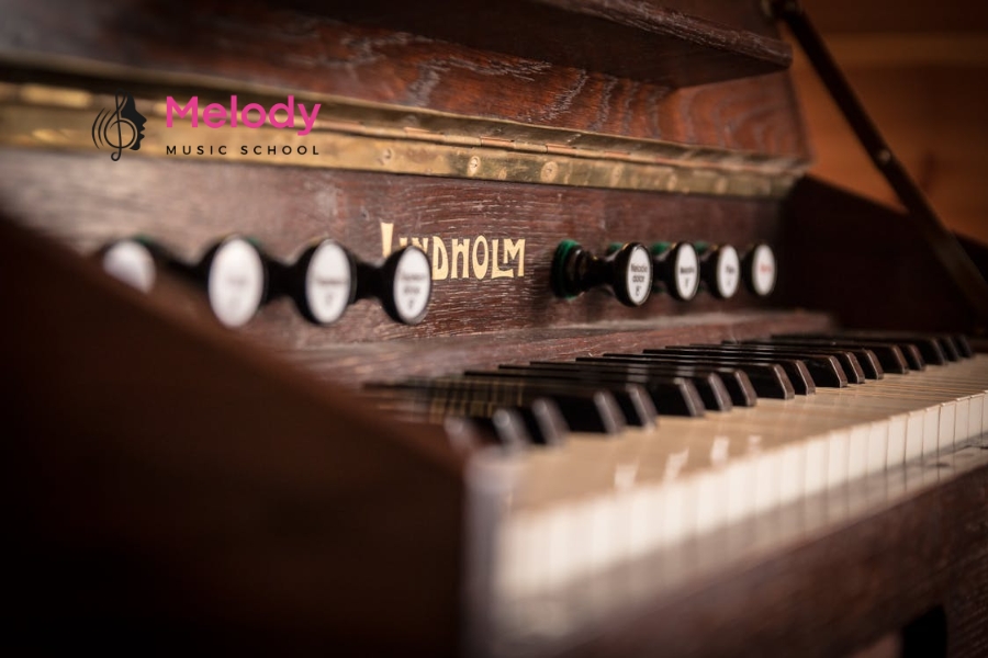 Kinh Nghiệm Mua Piano Cũ Cho Người Mới (A-Z) 14 Nên tránh đàn có lỗi ở soundboard, khung gang hoặc pinblock