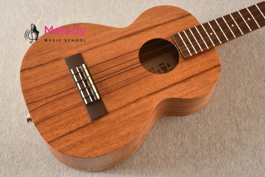 Lời Khuyên Mua Ukulele Đầu Tiên Người Mới 14 Ukulele Tenor âm trầm, phù hợp kỹ thuật solo và người học muốn phát triển chuyên sâu