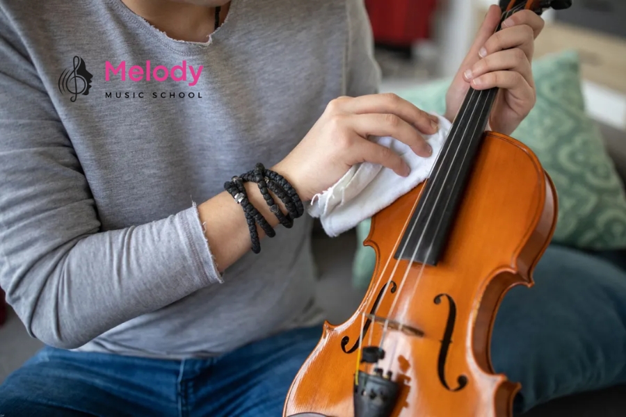 Mẹo Chăm Sóc &Amp; Bảo Quản Violin Đúng Chuẩn 8 Vệ sinh violin tại nhà gồm lau thân đàn, làm sạch dây, và đánh bóng đúng cách