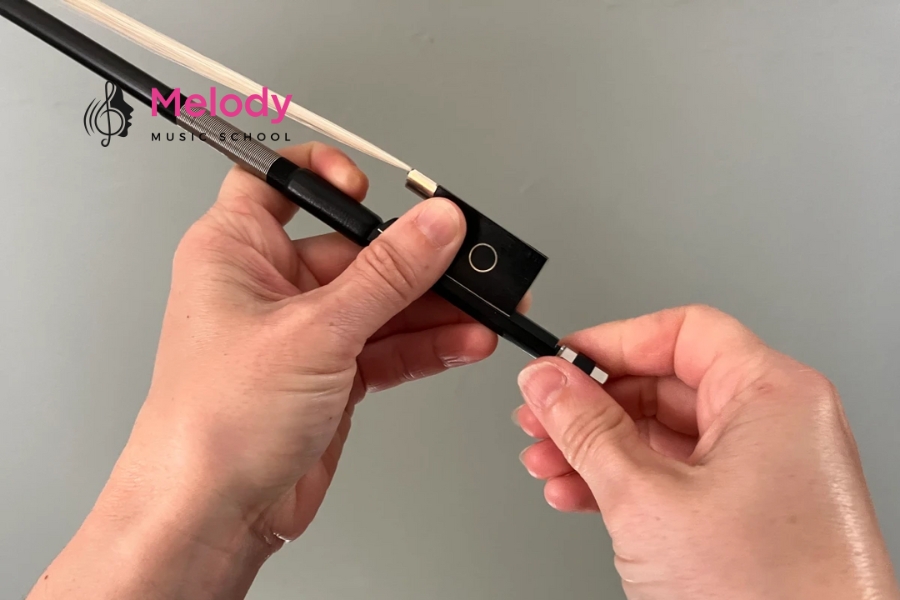 Mẹo Chăm Sóc &Amp; Bảo Quản Violin Đúng Chuẩn 11 Nên lau sạch violin sau mỗi buổi chơi và vệ sinh sâu mỗi 1–2 tháng, bảo dưỡng định kỳ 6–12 tháng