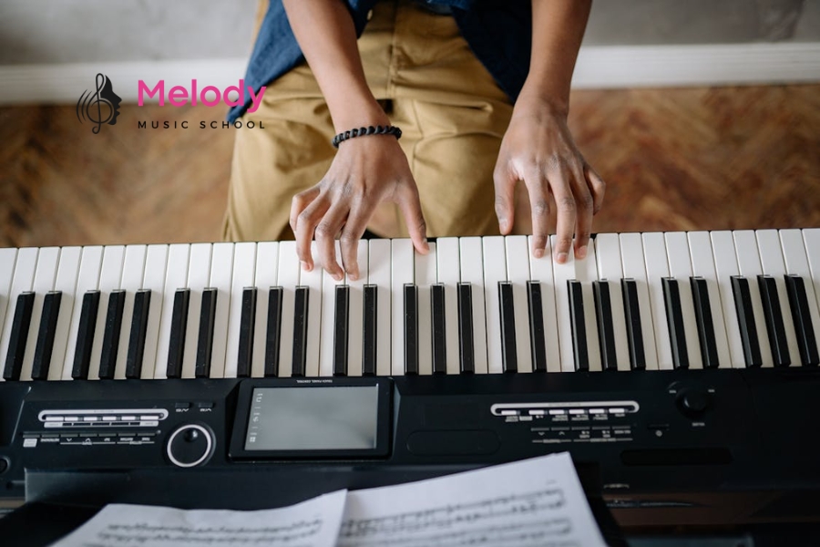 Nên Chọn Piano Điện Hay Organ Cho Người Mới? 10 Piano điện giúp người mới học phát triển kỹ thuật ngón và cảm thụ âm nhạc tốt