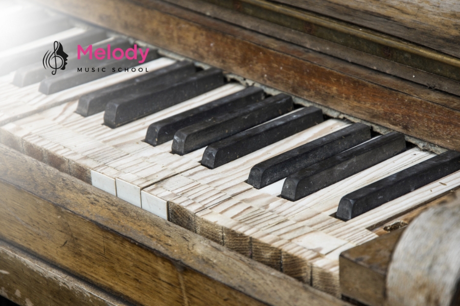 Piano Giá Bao Nhiêu? Bảng Giá &Amp; Tư Vấn 2025 22 Mua piano cũ tiết kiệm chi phí nhưng cần kiểm tra kỹ vì dễ gặp lỗi và không bảo hành