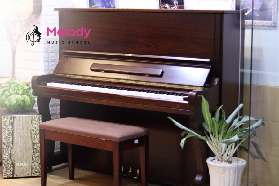Piano Giá Bao Nhiêu? Bảng Giá &Amp; Tư Vấn 2025 14 Kích thước và kiểu dáng (Upright, Grand, Portable)Piano upright (đứng) có giá thấp hơn grand piano (nằm) cùng thương hiệu. Piano portable (di động) thường có giá rẻ nhất nhưng hạn chế về chất lượng âm thanh và cảm giác bàn phím.
Grand piano có âm thanh vượt trội và thiết kế đẹp, phù hợp với không gian rộng. Upright piano gọn gàng hơn, thích hợp với căn hộ chung cư và nhà có diện tích vừa phải