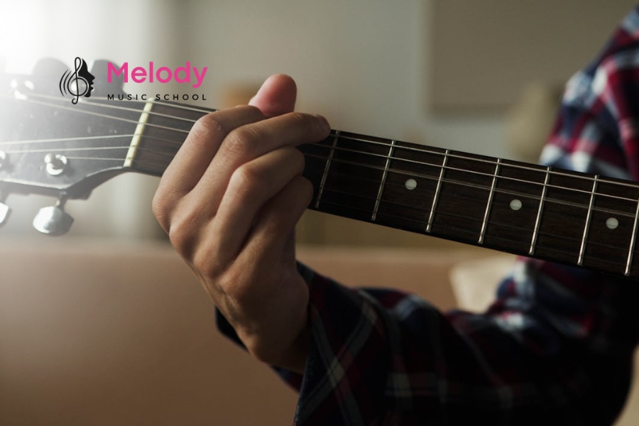 Top Dây Guitar Nylon Tốt Nhất Cho Mọi Trình Độ 2025 19 Dây nylon mềm, âm ấm, trong khi dây sắt sáng, vang, đòi hỏi lực bấm mạnh hơn