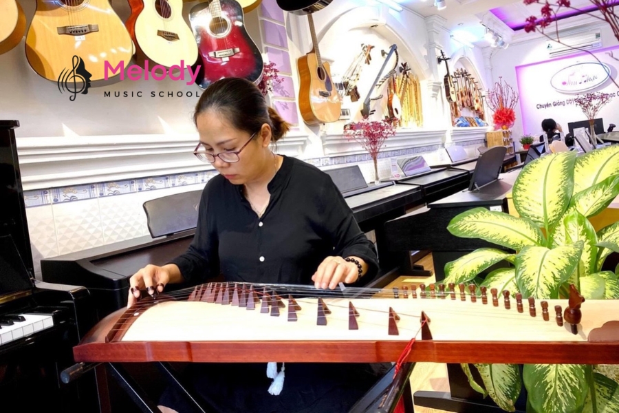 Khóa Học Đàn Tranh Từ Cơ Bản Đến Chuyên Nghiệp 5 Chương trình đàn tranh tại Melody gồm kỹ thuật cơ bản, nâng cao và ứng dụng đa phong cách
