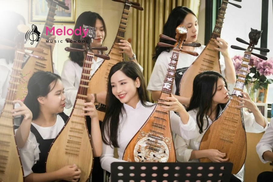 Khóa Học Đàn Tỳ Bà Từ Cơ Bản Đến Chuyên Nghiệp 3 Melody đào tạo đàn tỳ bà chuyên sâu với giảng viên giàu kinh nghiệm