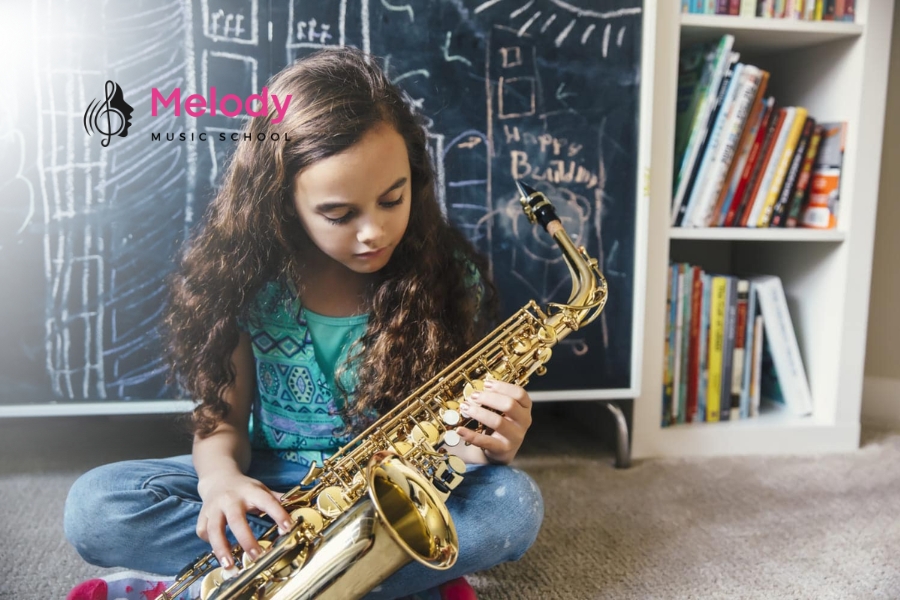 Khóa Học Kèn Saxophone Từ Cơ Bản Đến Chuyên Nghiệp 2 Chơi kèn saxophone giúp phát triển âm nhạc, tăng sức khỏe hô hấp và giảm stress