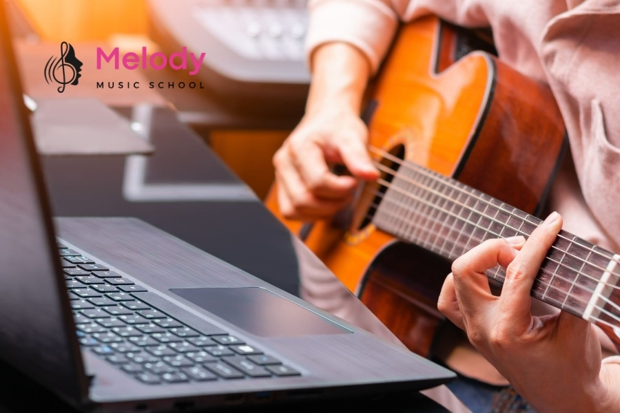 Khóa học đàn guitar tại Nhạc Viện Melody đa dạng từ cơ bản đến chuyên sâu, phù hợp mọi nhu cầu học viên
